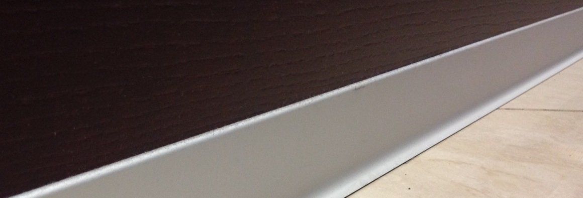 Плинтус алюминиевый L-образный анодированное серебро (3000*11*100 мм) — купить в Бийске