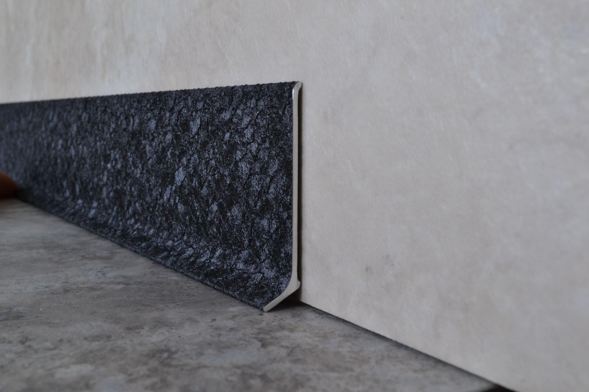 Плинтус алюминиевый L-образный текстура кожи черная (2500*11*60 мм) — купить в Бийске