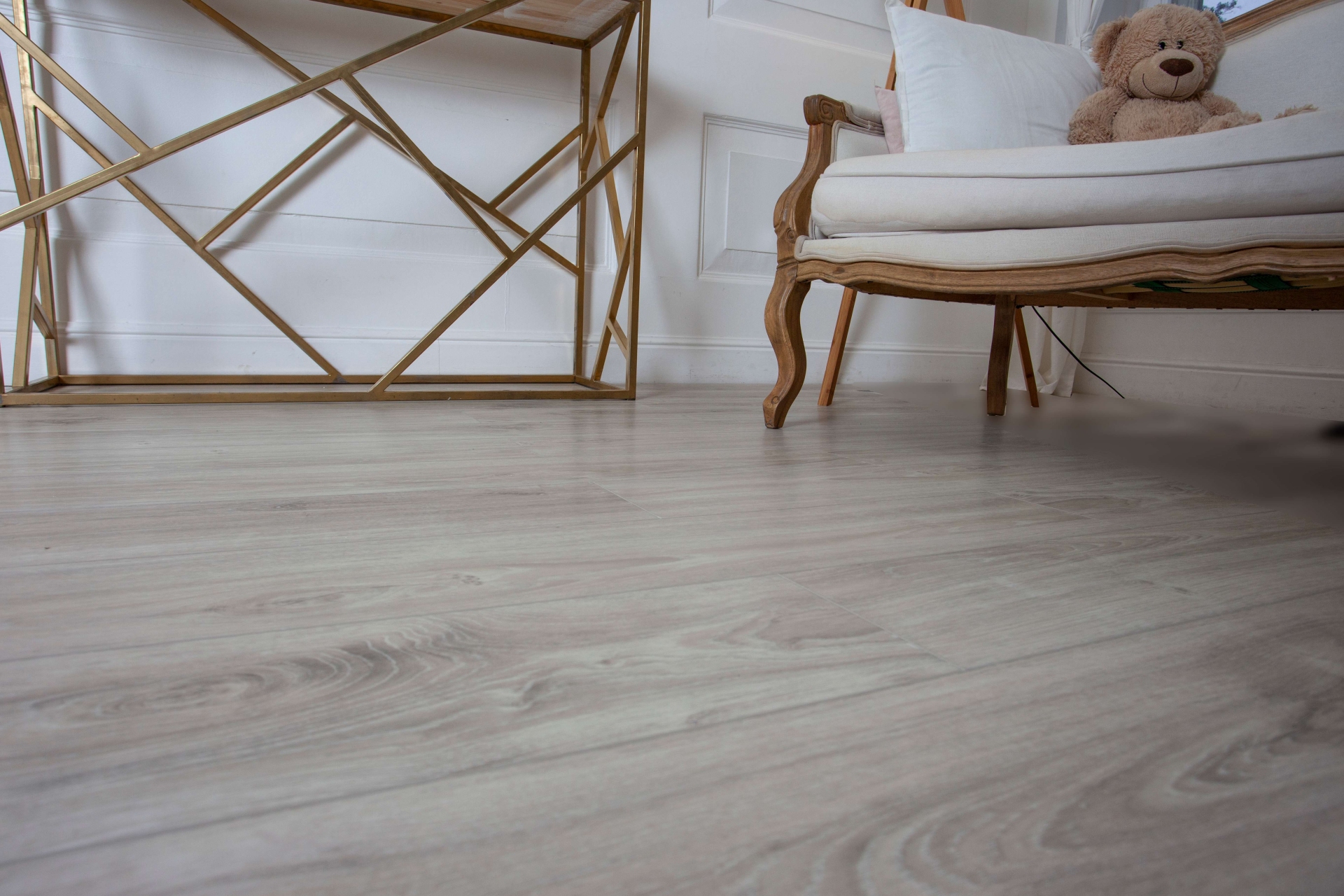 Усовершенствованная кварц-виниловая плитка «Damy Floor» Дуб Белый (1227*187*2,5 мм) — купить в Бийске